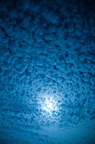 Hellblauer Kokon vom Mond Einweihung "aktiviert deine weibliche Energie"